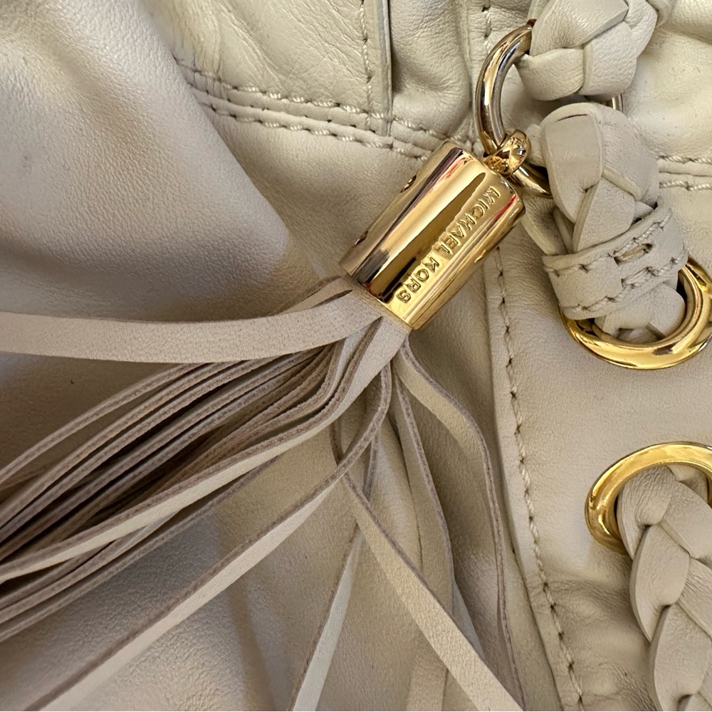 Stylish White Leather Handbag - Picture 3 of 13